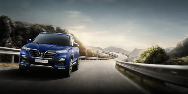 Nên mua ô tô điện VinFast VF 8 hay xe xăng Lux SA2.0?